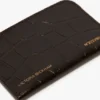 Etui na karty w kolorze espresso z tłoczoną skórą imitującą skórę krokodyla Etui na karty w kolorze espresso z tłoczoną skórą imitującą skórę krokodyla