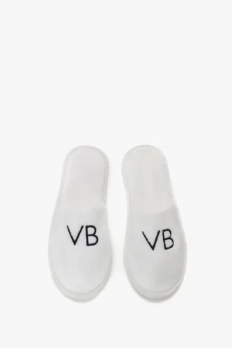 Haftowane kapcie frotte VB w kolorze białym Haftowane kapcie frotte VB w kolorze białym