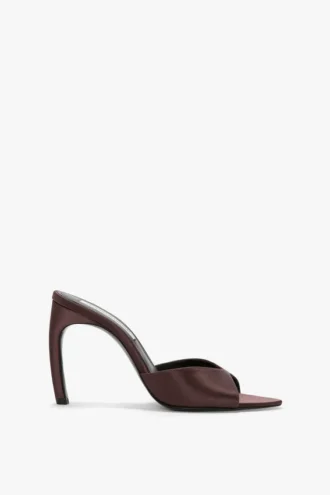 Mule Harlow 100 z bordowej satyny