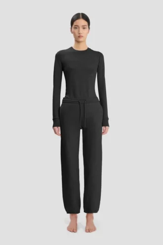 Spodnie jogger z haftowanym logo w kolorze czarnym Spodnie jogger z haftowanym logo w kolorze czarnym