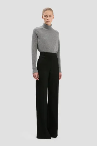 sweter marie w kolorze szarym melanowym 2 330x495 - Spodnie Alina w kolorze czarnym