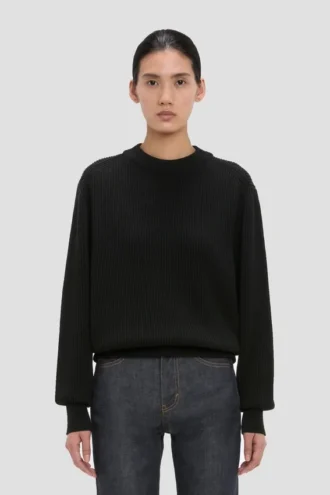 Sweter o luźnym kroju w kolorze czarnym