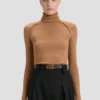 Sweter z wysokim kołnierzem w kolorze ciemnego camel Sweter z wysokim kołnierzem w kolorze ciemnego camel