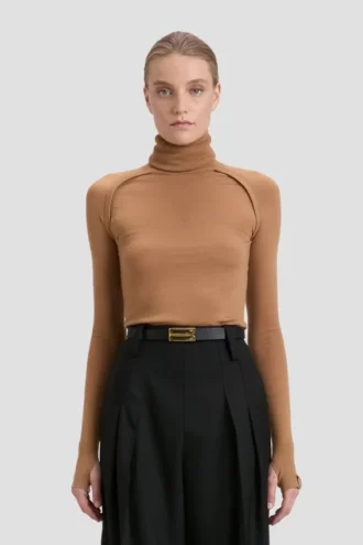 Sweter z wysokim kołnierzem w kolorze ciemnego camel Sweter z wysokim kołnierzem w kolorze ciemnego camel