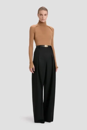 Sweter z wysokim kołnierzem w kolorze ciemnego camel Sweter z wysokim kołnierzem w kolorze ciemnego camel