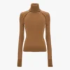 Sweter z wysokim kołnierzem w kolorze ciemnego camel Sweter z wysokim kołnierzem w kolorze ciemnego camel