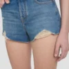 Szorty w stylu distressed w kolorze średnio niebieskim Szorty w stylu distressed w kolorze średnio niebieskim